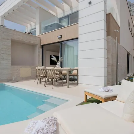 In With Heated Swimming Pool Makarska