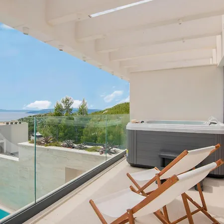 In With Heated Swimming Pool Hébergement de vacances