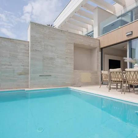 Hébergement de vacances In With Heated Swimming Pool